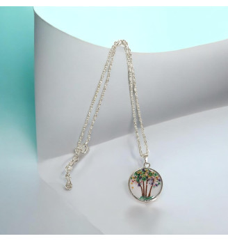 Pendentif en résine , poétique en fleurs séchées multicolores .