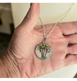 Pendentif en résine , poétique en fleurs séchées multicolores .