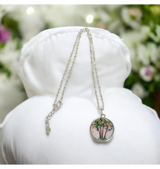 Pendentif en résine , poétique en fleurs séchées multicolores .