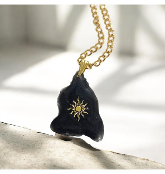 Pendentif en résine noire,...