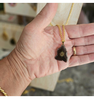 Pendentif en résine noire, soleil doré, forme libre ,fait main bohème chic