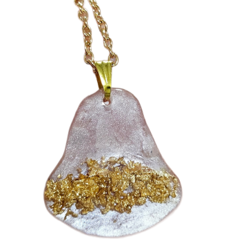 Pendentif en résine cristal rose nacré – Feuilles d'or , artisanal.