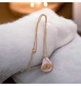 Pendentif en résine cristal rose nacré – Feuilles d'or , artisanal.