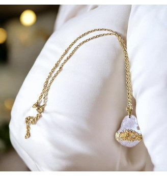 Pendentif en résine cristal rose nacré – Feuilles d'or , artisanal.