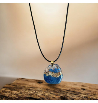 Pendentif en résine cristal  , forme libre, fleur séchée bleue et feuilles dorées