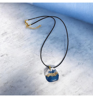 Pendentif en résine cristal  , forme libre, fleur séchée bleue et feuilles dorées