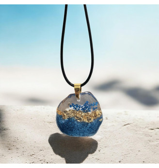 Pendentif en résine cristal  , forme libre, fleur séchée bleue et feuilles dorées