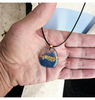 Pendentif en résine cristal  , forme libre, fleur séchée bleue et feuilles dorées