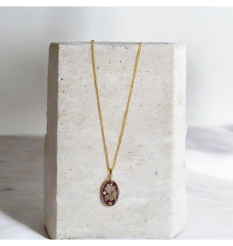 Pendentif en résine cristal grenat irisé et fleur séchée rose