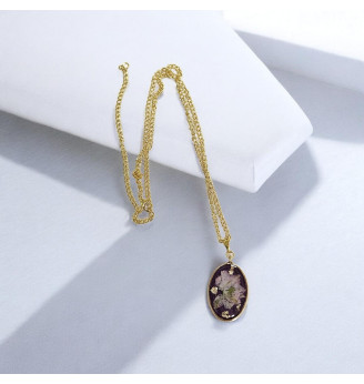 Pendentif en résine cristal grenat irisé et fleur séchée rose