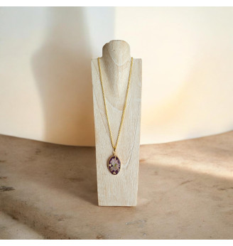 Pendentif en résine cristal grenat irisé et fleur séchée rose