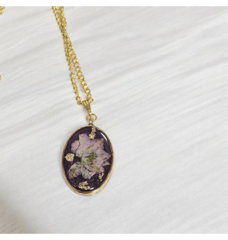 Pendentif en résine cristal grenat irisé et fleur séchée rose
