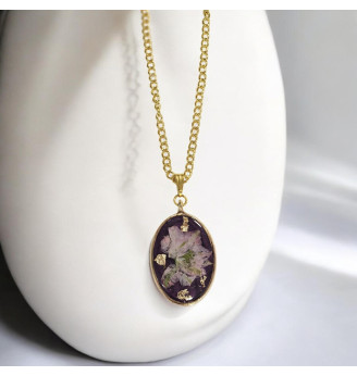 Pendentif en résine cristal grenat irisé et fleur séchée rose