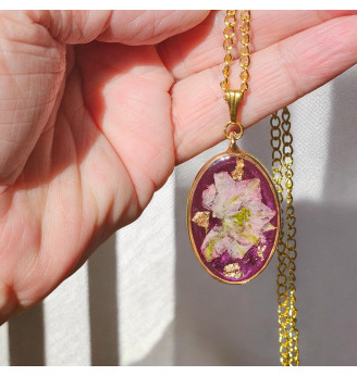 Pendentif en résine cristal grenat irisé et fleur séchée rose