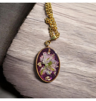 Pendentif en résine cristal grenat irisé et fleur séchée rose