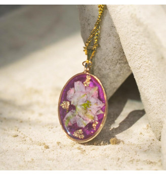 Pendentif en résine cristal grenat irisé et fleur séchée rose