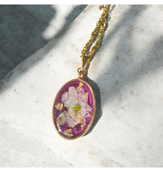 Pendentif en résine cristal grenat irisé et fleur séchée rose