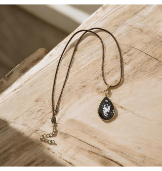 Pendentif en résine avec Papillon blanc et rose sur fond noir , forme goutte.