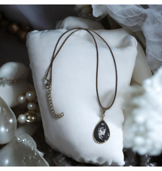 Pendentif en résine avec Papillon blanc et rose sur fond noir , forme goutte.