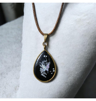 Pendentif en résine avec Papillon blanc et rose sur fond noir , forme goutte.
