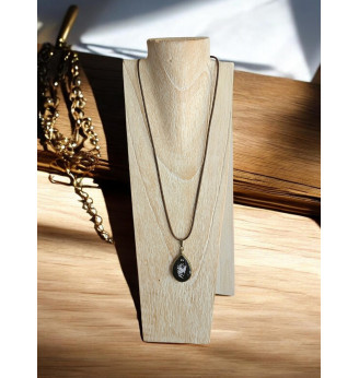 Pendentif en résine avec Papillon blanc et rose sur fond noir , forme goutte.