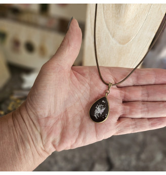 Pendentif en résine avec Papillon blanc et rose sur fond noir , forme goutte.