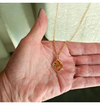 Pendentif en résine cristal avec fleurs séchées naturelles – Feu d’automne