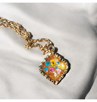 Pendentif en résine cristal avec fleurs séchées naturelles – Feu d’automne