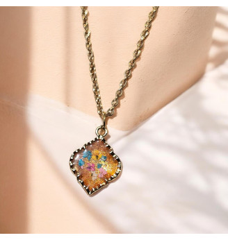 Pendentif en résine cristal avec fleurs séchées naturelles – Feu d’automne