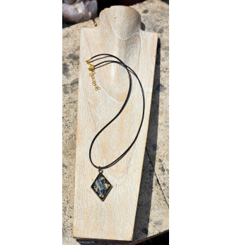 Pendentif en résine cristal fond noir – Fleurs séchées et feuilles d’or