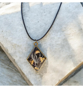 Pendentif en résine cristal fond noir – Fleurs séchées et feuilles d’or