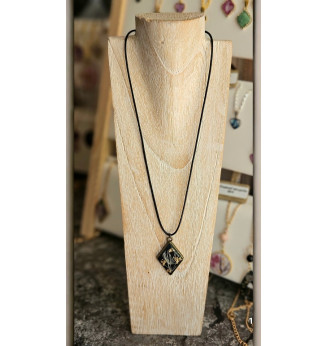 Pendentif en résine cristal fond noir – Fleurs séchées et feuilles d’or