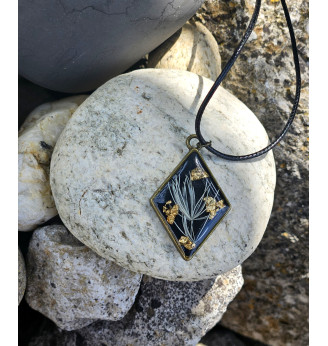 Pendentif en résine cristal fond noir – Fleurs séchées et feuilles d’or