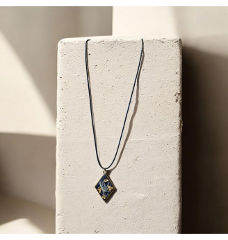 Pendentif en résine cristal fond noir – Fleurs séchées et feuilles d’or