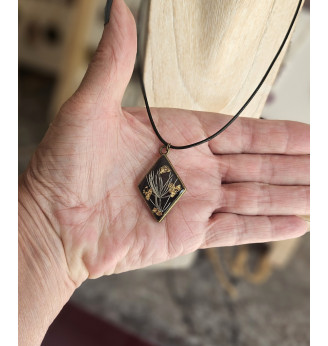 Pendentif en résine cristal fond noir – Fleurs séchées et feuilles d’or