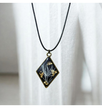 Pendentif en résine cristal fond noir – Fleurs séchées et feuilles d’or