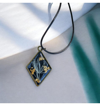 Pendentif en résine cristal fond noir – Fleurs séchées et feuilles d’or