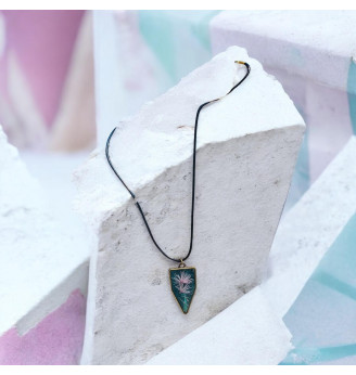 Pendentif en résine cristal verte et fleurs séchées roses