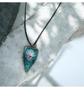 Pendentif en résine cristal verte et fleurs séchées roses