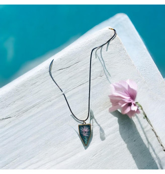 Pendentif en résine cristal verte et fleurs séchées roses