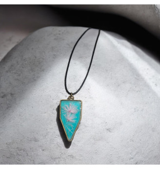 Pendentif en résine cristal verte et fleurs séchées roses
