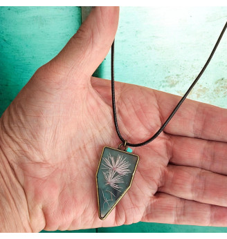 Pendentif en résine cristal verte et fleurs séchées roses