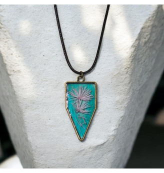Pendentif en résine cristal verte et fleurs séchées roses