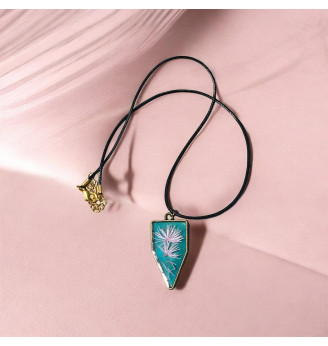 Pendentif en résine cristal verte et fleurs séchées roses