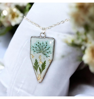Pendentif en résine fond blanc – Fleurs séchées bleues et turquoise, feuilles d’or