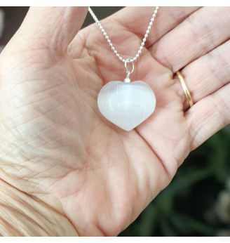 Pendentif Sélénite Cœur – Pierre Naturelle de Sérénité