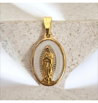 Pendentif Vierge Marie ovale – Fond blanc et finitions dorées