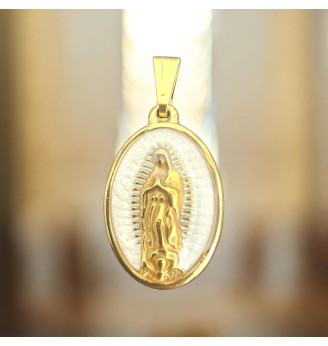 Pendentif Vierge Marie ovale – Fond blanc et finitions dorées