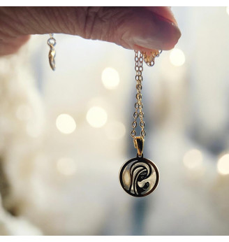 Pendentif Vierge Marie Médaillon  – Doré et Résine Cristal