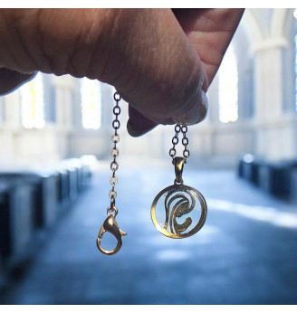 Pendentif Médaillon Vierge Marie – Doré et Résine Cristal
